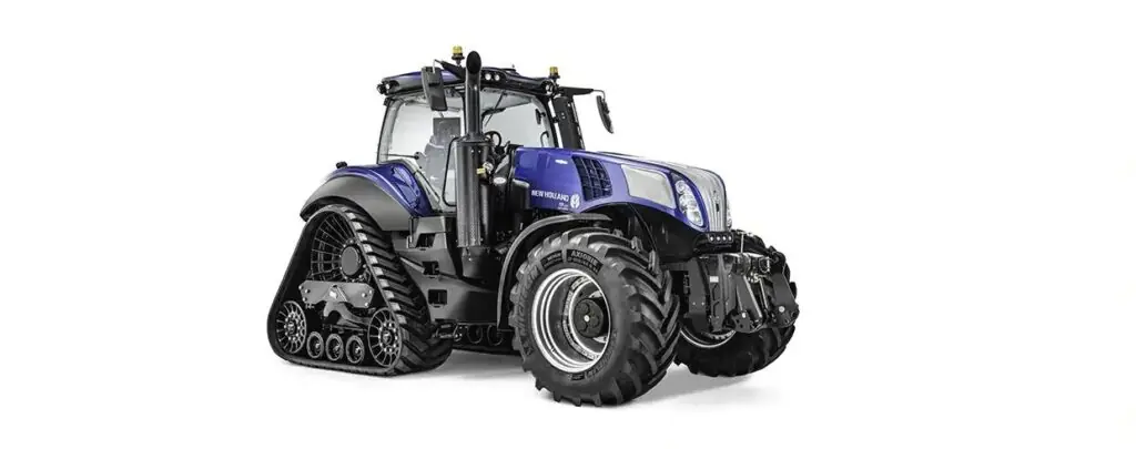 Blå New Holland T8 Genesis traktor med belter bak på hvit bakgrunn.