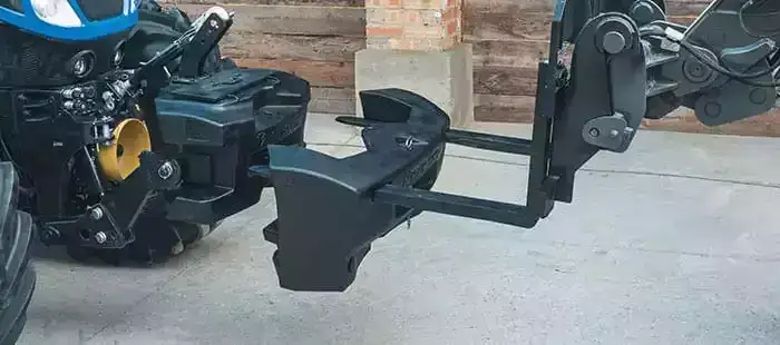 Nærbilde av frontløft og vektsystem koblet til en New Holland T8 Genesis traktor.