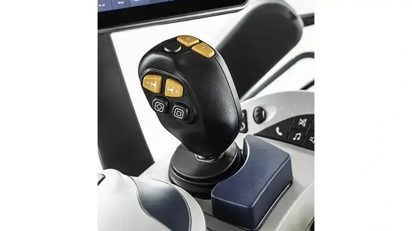 Nærbilde av en avansert styrespak i førerhuset på New Holland T8 Genesis.