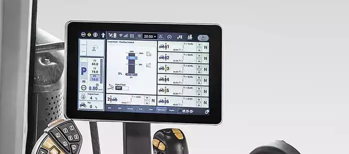 Digital kontrollskjerm med innstillinger og data inne i en New Holland T8 Genesis traktor.