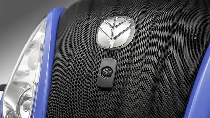 Nærbilde av grillen på en New Holland T8 Genesis traktor med logo og kamera.