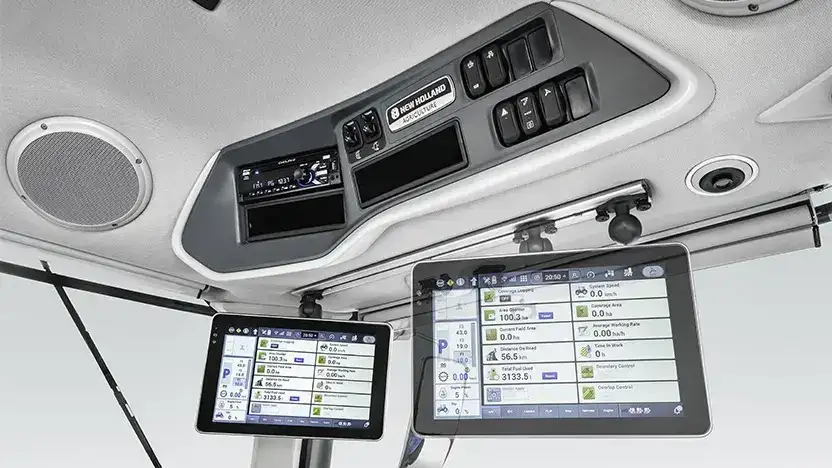 Moderne førerhusinteriør i en New Holland T8 Genesis traktor med to digitale skjermer.