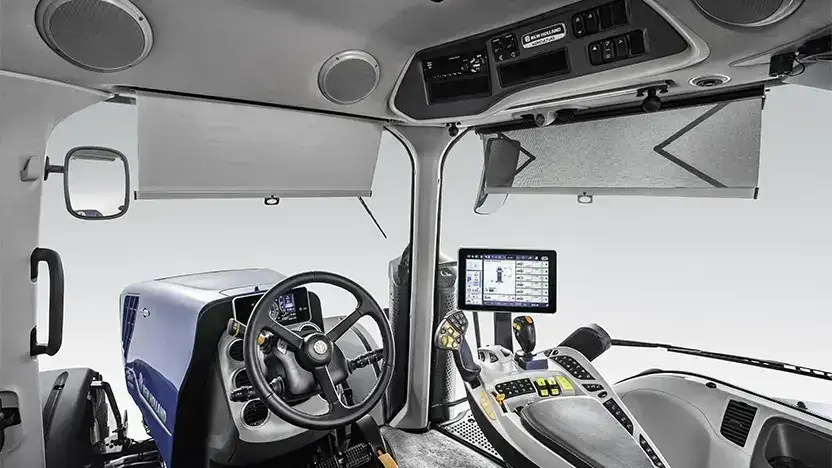 Moderne interiør og førerhus i en New Holland T8 Genesis traktor.