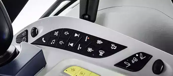 Detaljert kontrollpanel med knapper på armlenet i en New Holland T8 Genesis traktor.