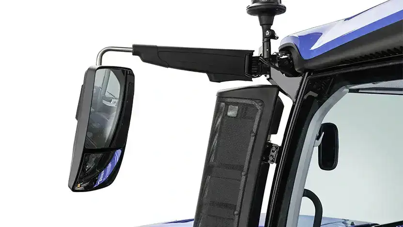 Detalj av sidespeil og førerhus på en New Holland T8 Genesis traktor.