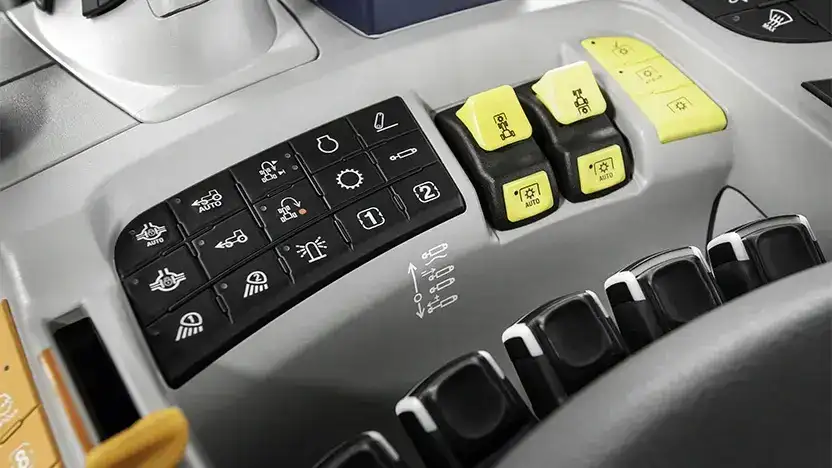 Kontrollpanel med knapper og brytere på armlenet i en New Holland T8 Genesis traktor.