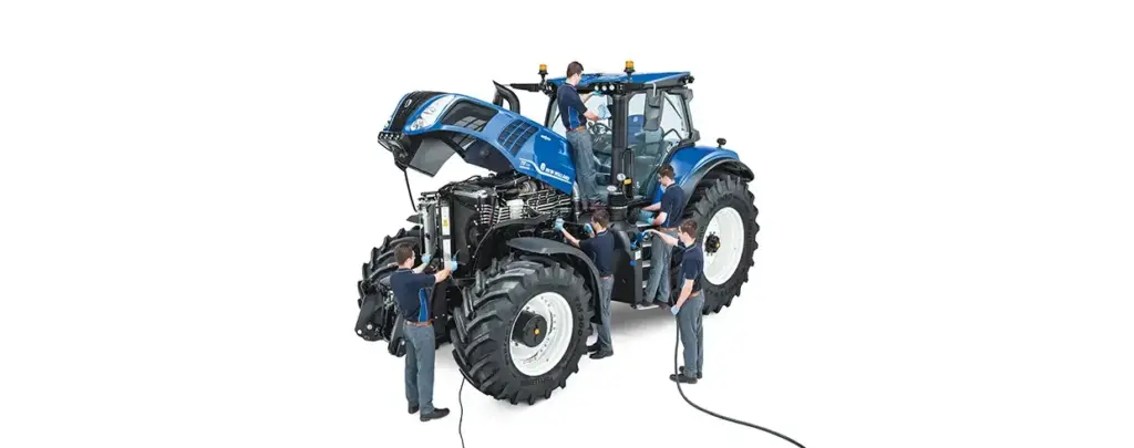 Mekanikere som utfører service på en blå New Holland T8 Genesis traktor.