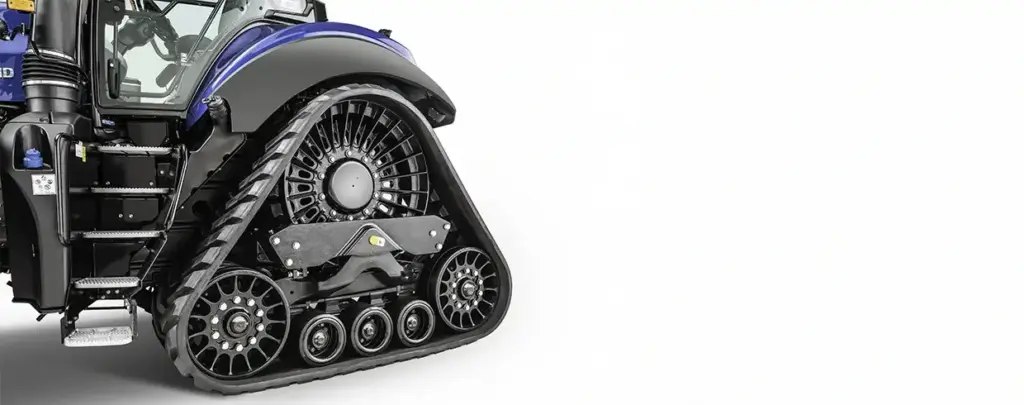 Nærbilde av det svarte beltesystemet på en New Holland T8 Genesis traktor.