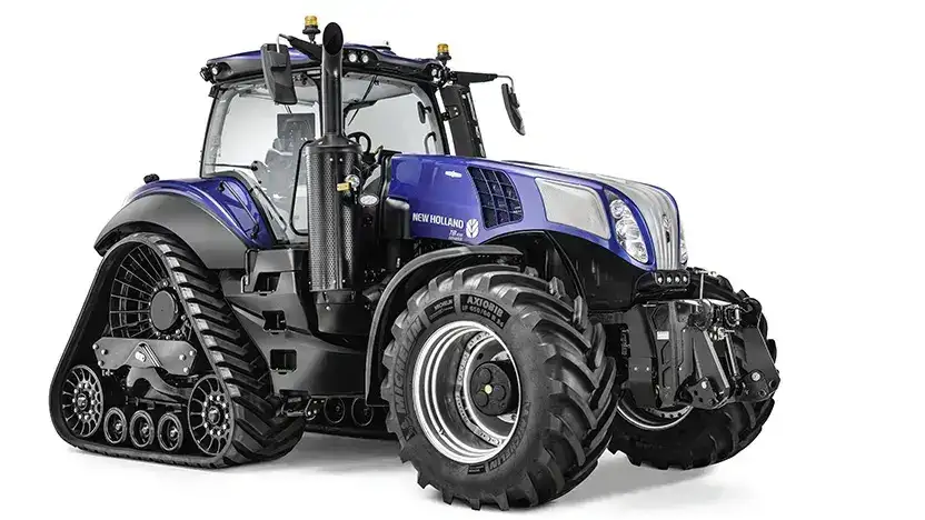 Blå New Holland T8 Genesis traktor med belter bak på hvit bakgrunn.