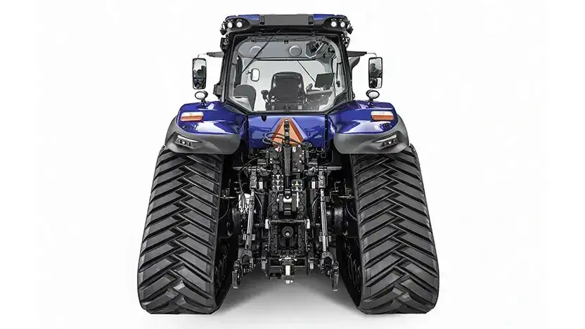 Bakside av en New Holland T8 Genesis traktor med kraftige belter på hvit bakgrunn.