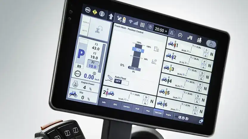 Digital berøringsskjerm som viser kontrollpanel og innstillinger i en New Holland T8 Genesis traktor.