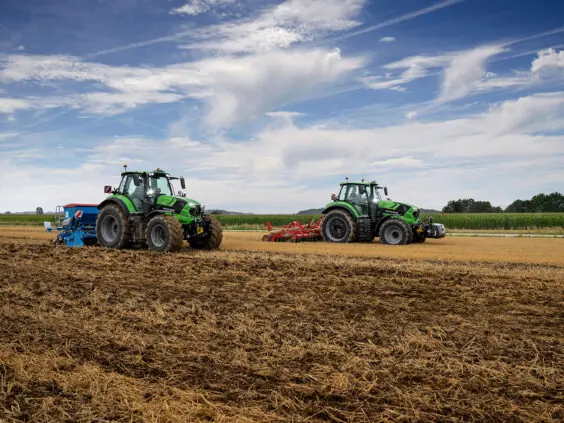 Deutz-Fahr Series 6 traktorer i arbeid med såmaskin og harv på et jorde.
