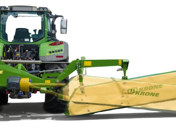 En grønn traktor med en Krone EasyCut R slåmaskin montert bak, på hvit bakgrunn.