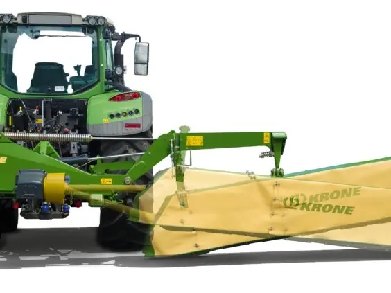 En grønn traktor med en Krone EasyCut R slåmaskin montert bak, på hvit bakgrunn.
