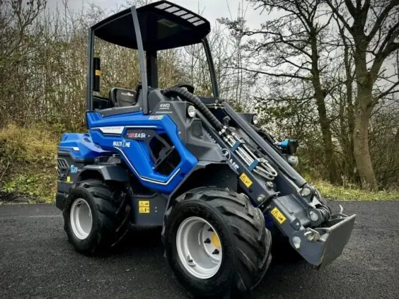 En blå og grå MultiOne 8-serie kompaktlaster parkert utendørs på asfalten.