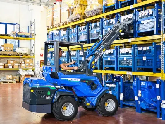 Blå MultiOne EZ-serie elektrisk kompaktlaster i arbeid på et lager.