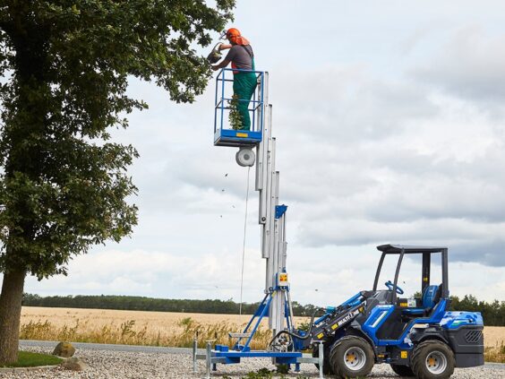 MultiOne EZ-serie elektrisk kompaktlaster med personløfter brukt til trepleie.