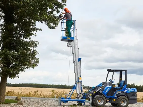 MultiOne EZ-serie elektrisk kompaktlaster med personløfter brukt til trepleie.