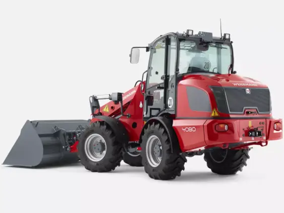 Rød Weidemann Hjullaster 4080 med grå skuffe, vist mot en hvit bakgrunn.