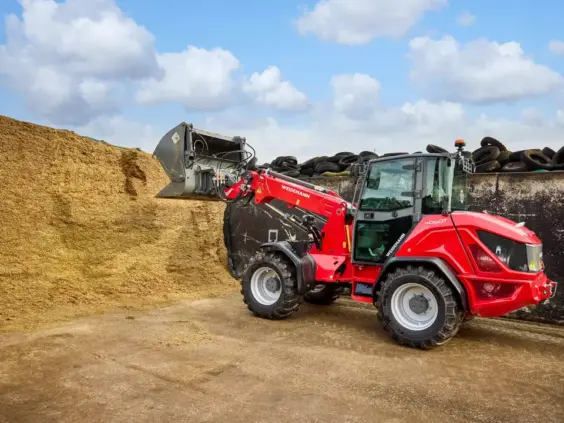 Rød Weidemann 4060T teleskopisk hjullaster i arbeid ved en fôrhaug.