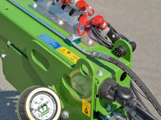 Nærbilde av hydrauliske koblinger og manometer på en KRONE EasyCut TS/TC slåmaskin.