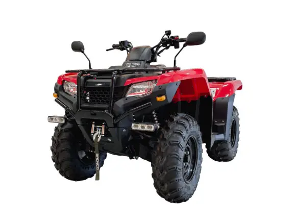 Rød Honda TRX420FE ATV med vinsj og grove dekk isolert på hvit bakgrunn.