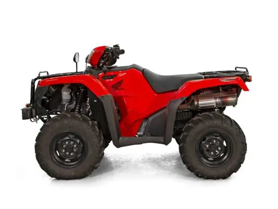 Sideprofil av en rød Honda TRX520FA6 ATV på hvit bakgrunn.