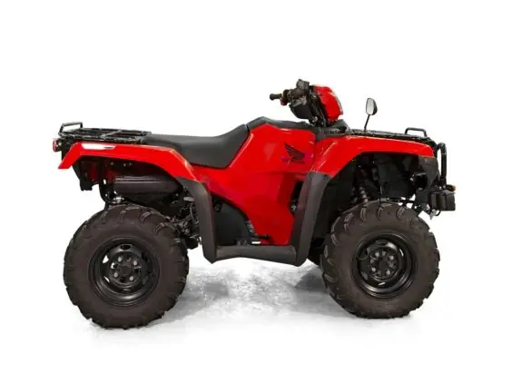 Rød Honda TRX520FA6 ATV sett fra siden på hvit bakgrunn.