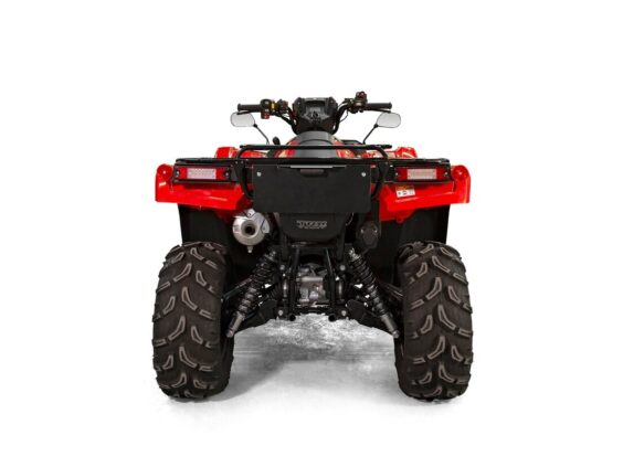 Bakside av en rød Honda TRX520FA6 ATV med kraftige dekk mot hvit bakgrunn.