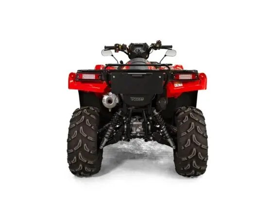 Bakside av en rød Honda TRX520FA6 ATV med kraftige dekk mot hvit bakgrunn.