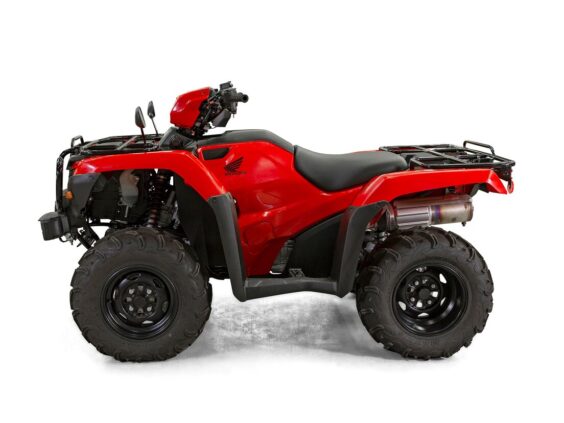 Profilbilde av en rød Honda TRX520FE2 ATV mot hvit bakgrunn.