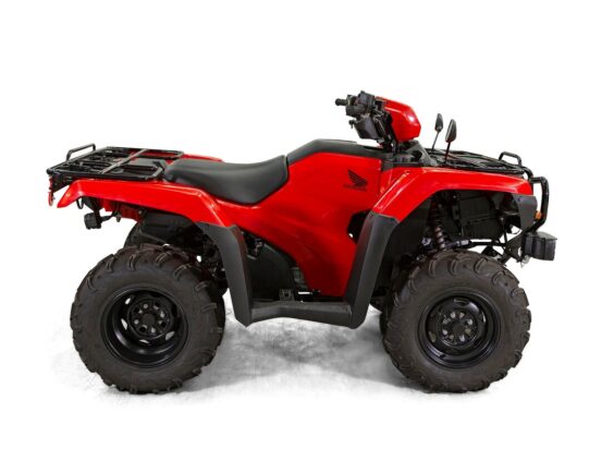 Rød Honda TRX520FE2 ATV sett fra siden på hvit bakgrunn.