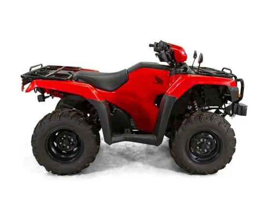 Rød Honda TRX520FE2 ATV sett fra siden på hvit bakgrunn.