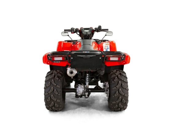 Bakside av en rød Honda TRX520FE2 ATV på hvit bakgrunn.
