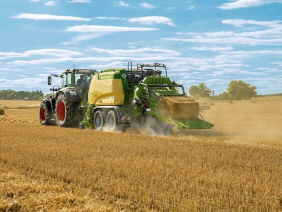 En traktor som trekker en KRONE BigPack 5. gen i en kornåker.