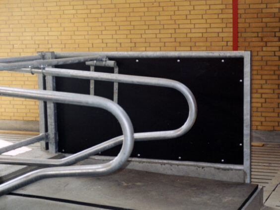 Endebåsskille med tettplate mot gang.