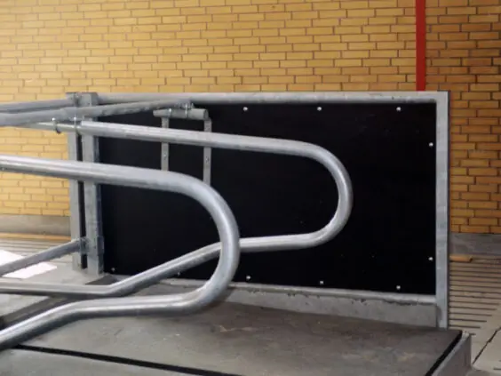 Endebåsskille med tettplate mot gang.