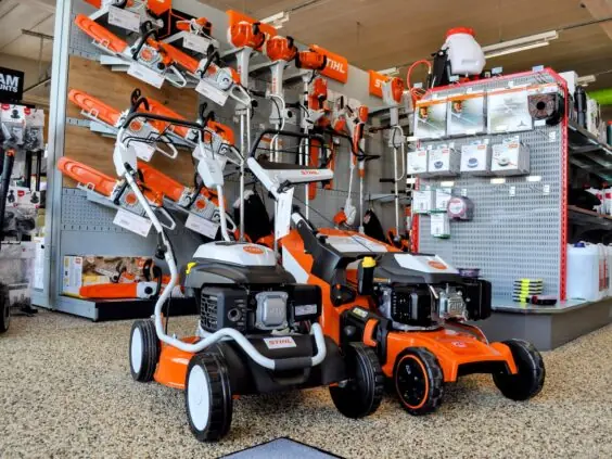 Stihl gressklippere og motorsager utstilt hos Fron Traktor Service butikk.