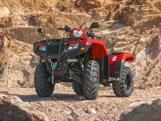 Honda TRX520FE2 ATV i steinete terreng