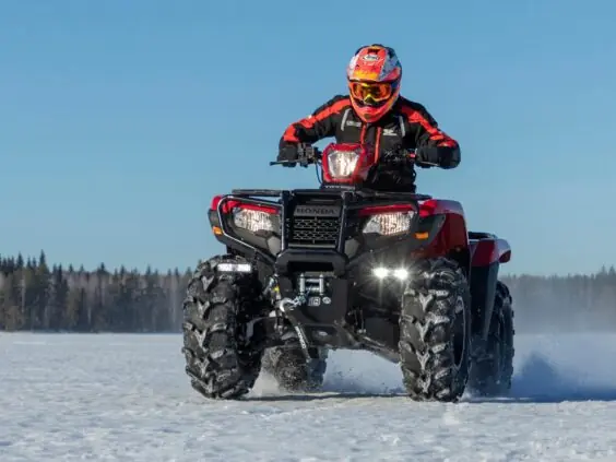 Fører på Honda TRX520FE2 i snø