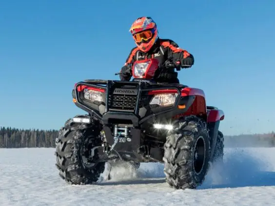 Honda TRX520FE2 i kjøring på snødekt mark
