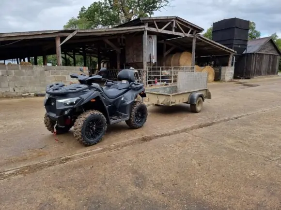 Kymco MXU 700i med tilhenger på gårdstun
