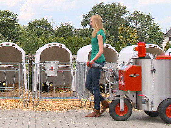 Milk Shuttle melketralle er praktisk til fylling av melkebøtter i kalvehytter.