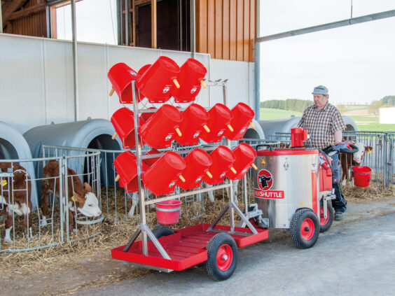 Milk Shuttle melketralle med tilhenger til rene bøtter.