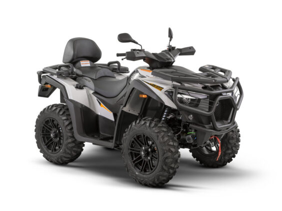 Grå og svart Kymco MXU 700I EPS T3B 2026 ATV på hvit bakgrunn.