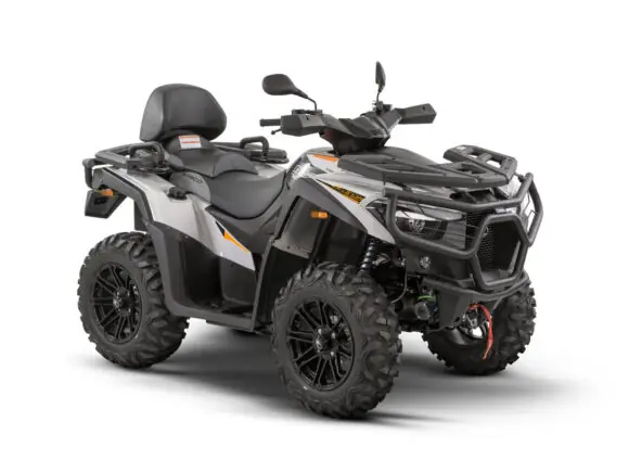 Grå og svart Kymco MXU 700I EPS T3B 2026 ATV på hvit bakgrunn.