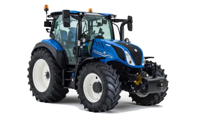 Moderne blå New Holland traktor med store dekk på hvit bakgrunn.