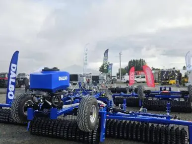 DALBO Maxiroll 630 trommel med såutstyr foran flaggene til Fron Traktor Service på Agrisjå 2026