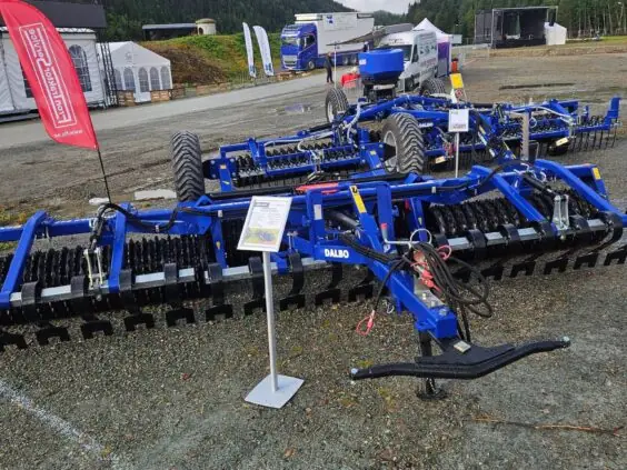 DALBO Minimax 530 Cambridgetrommel med Snowflake-ringer på standen til Fron Traktor Service på Agrisjå 2026
