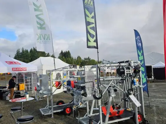 Hydrauliske klauvbokser fra KVK Hydra Klov utstilt på standen til Fron Traktor Service på Agrisjå 2026